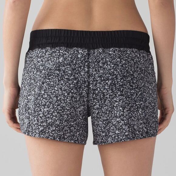LULULEMON Tracker Short IV Daisy Dust Alpine White Black 4 - Picture 3 of 9